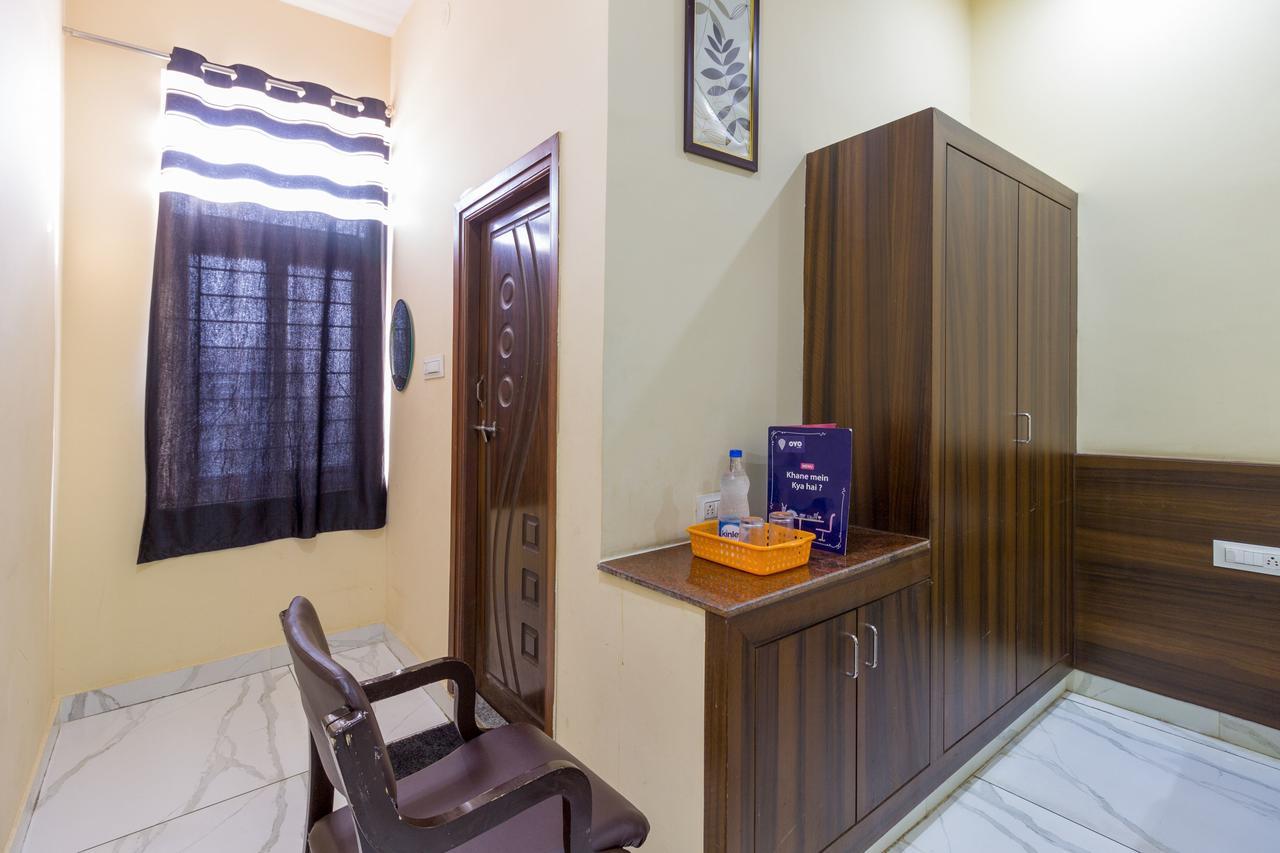 Oyo 7627 Royal Plaza Hotel Hyderabad Exterior photo