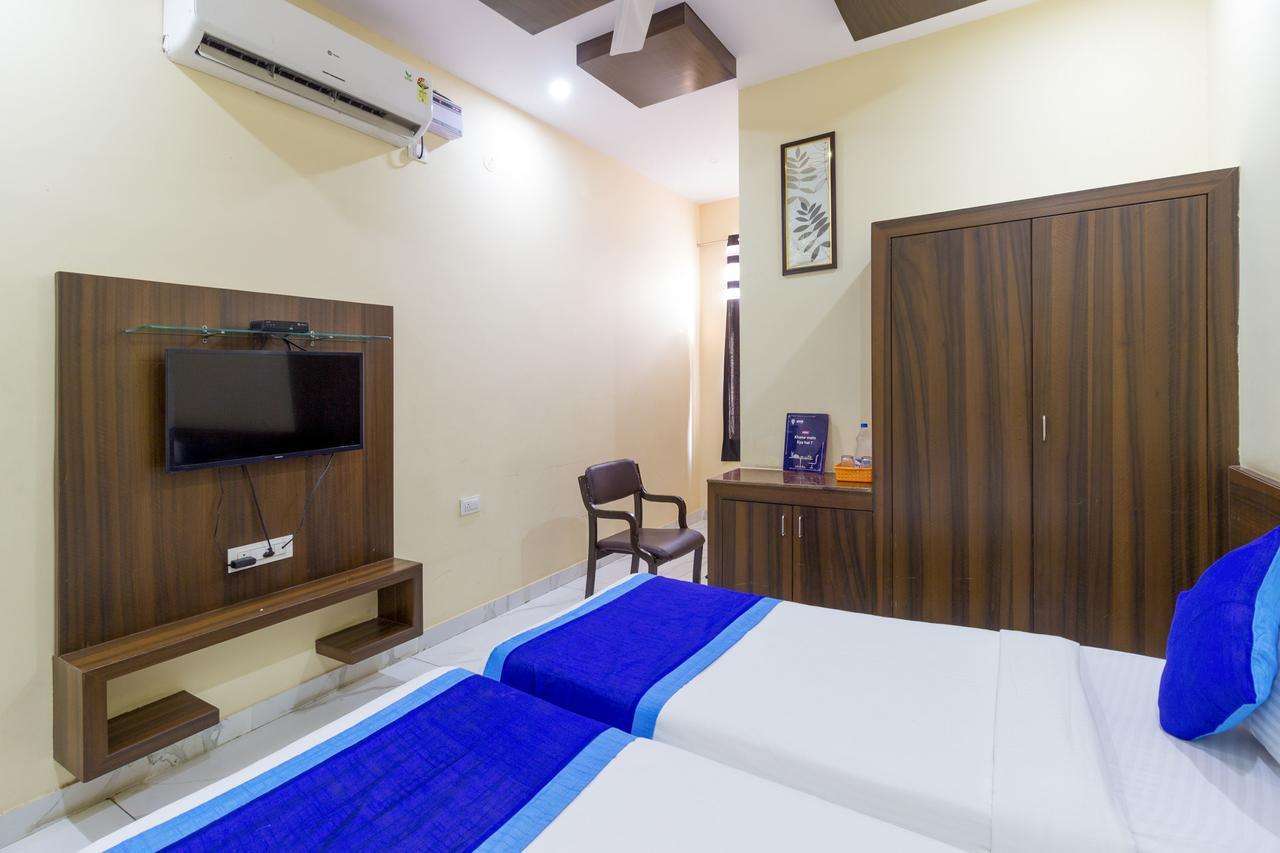 Oyo 7627 Royal Plaza Hotel Hyderabad Exterior photo