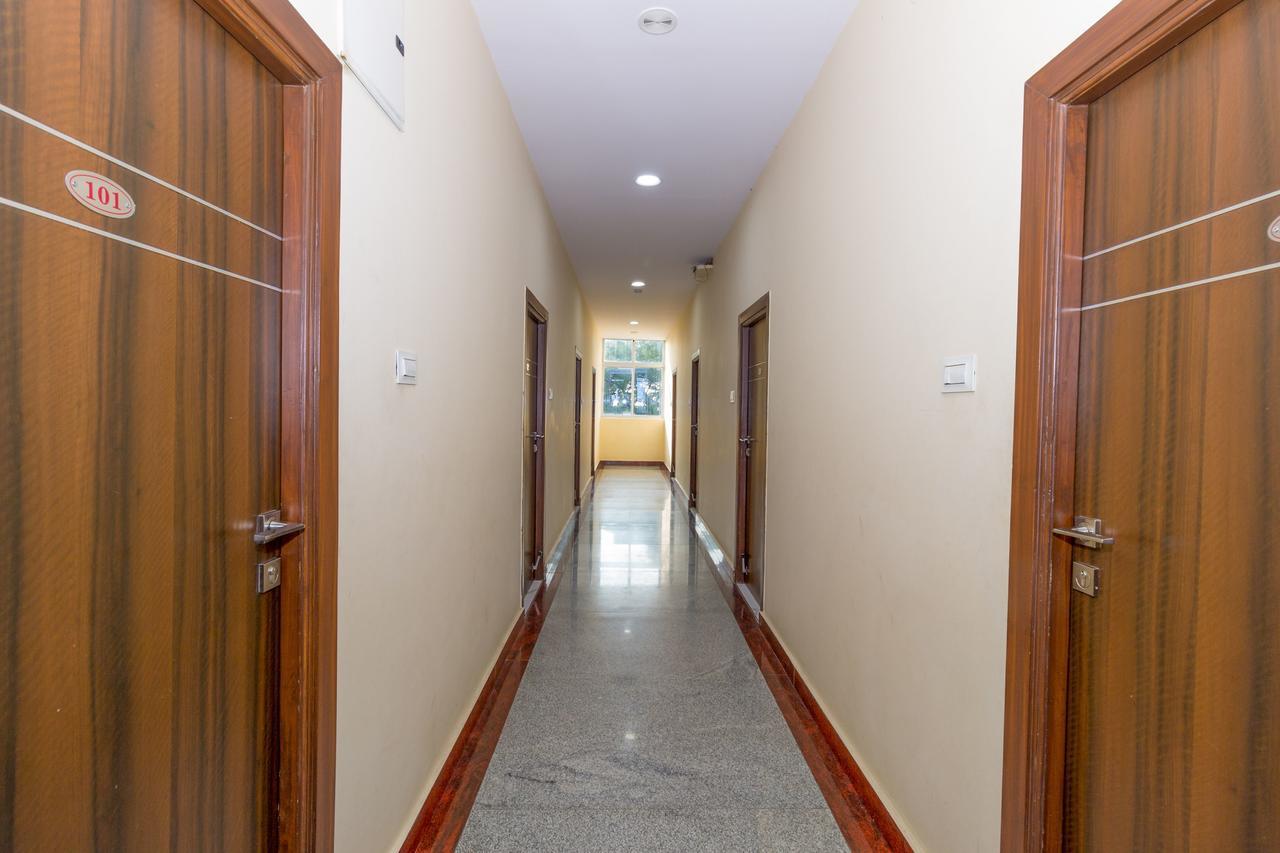 Oyo 7627 Royal Plaza Hotel Hyderabad Exterior photo