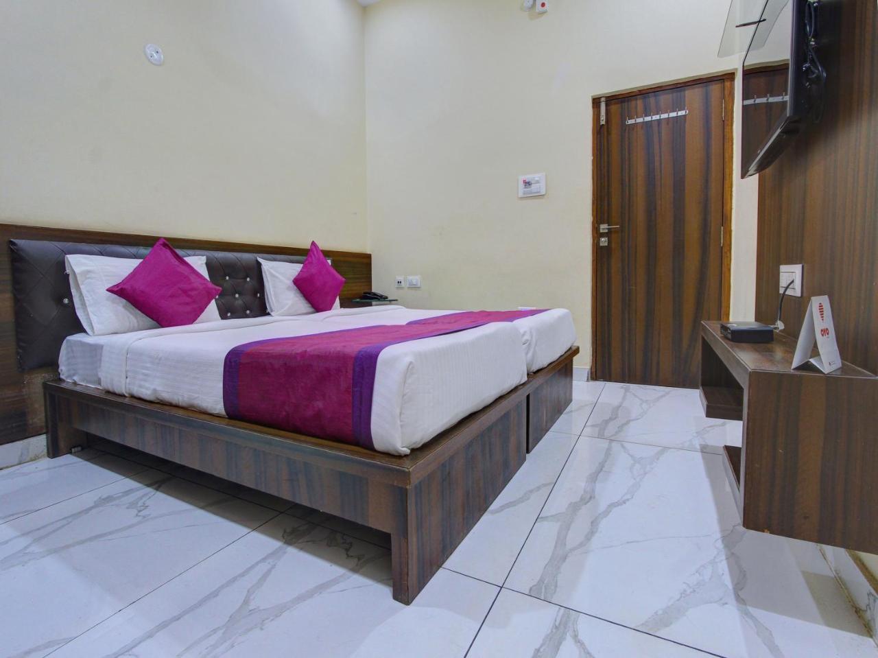 Oyo 7627 Royal Plaza Hotel Hyderabad Exterior photo