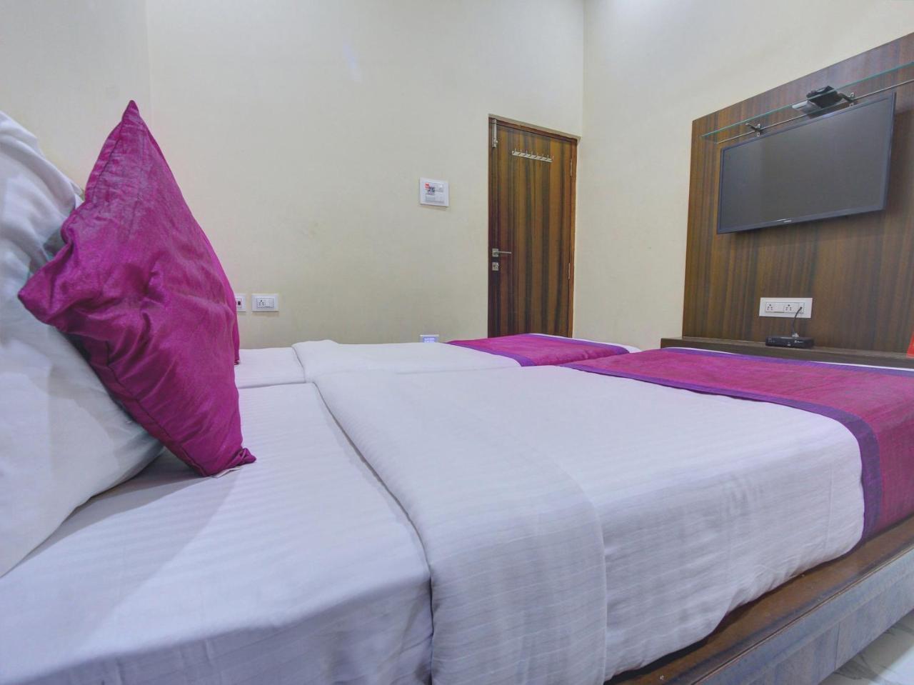 Oyo 7627 Royal Plaza Hotel Hyderabad Exterior photo