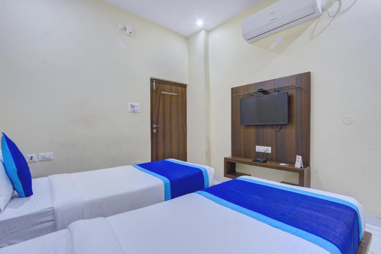 Oyo 7627 Royal Plaza Hotel Hyderabad Exterior photo